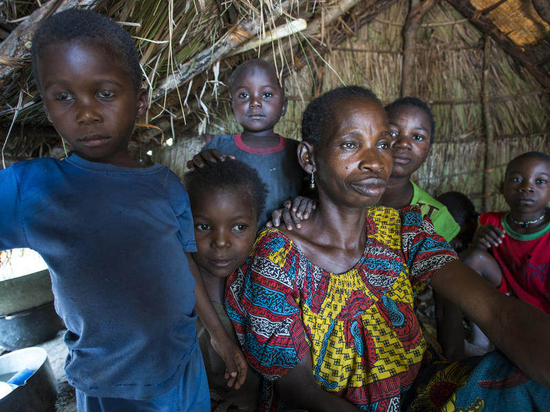 Family makeshift camp in Kaga Bandoro Family in a makeshift camp in Kaga Bandoro