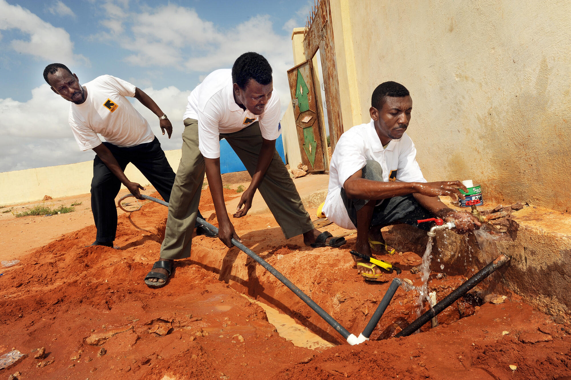An IRC team installs water to a primary school in Galkayo, Somalia. 