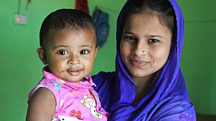 IRC midwife Akter and her 9-month-old daughter in Bangladesh